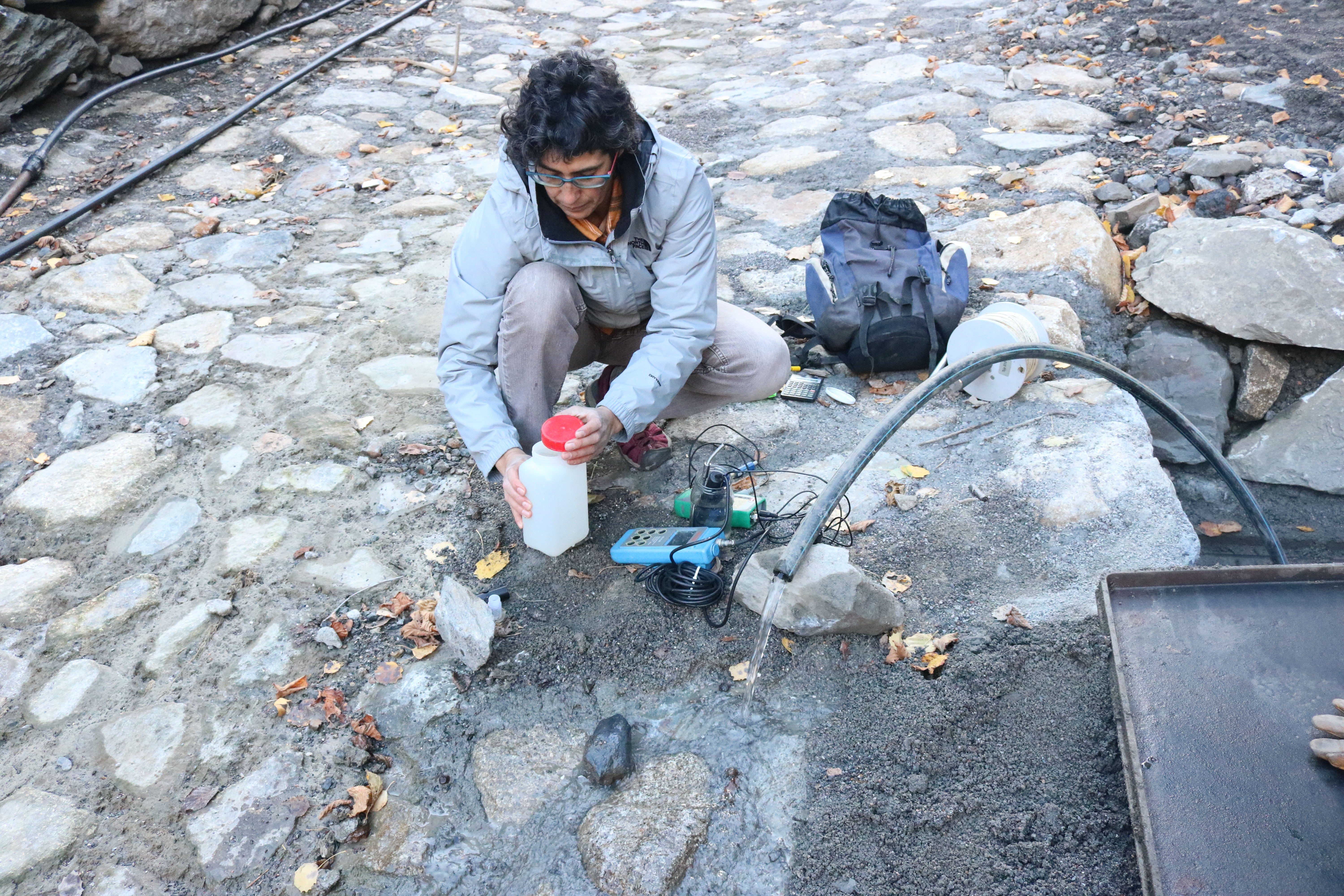 Àurea Ponsa, responsable d'Hídric, recull una mostra d'aigua sota el CTR per analitzar-ne la qualitat