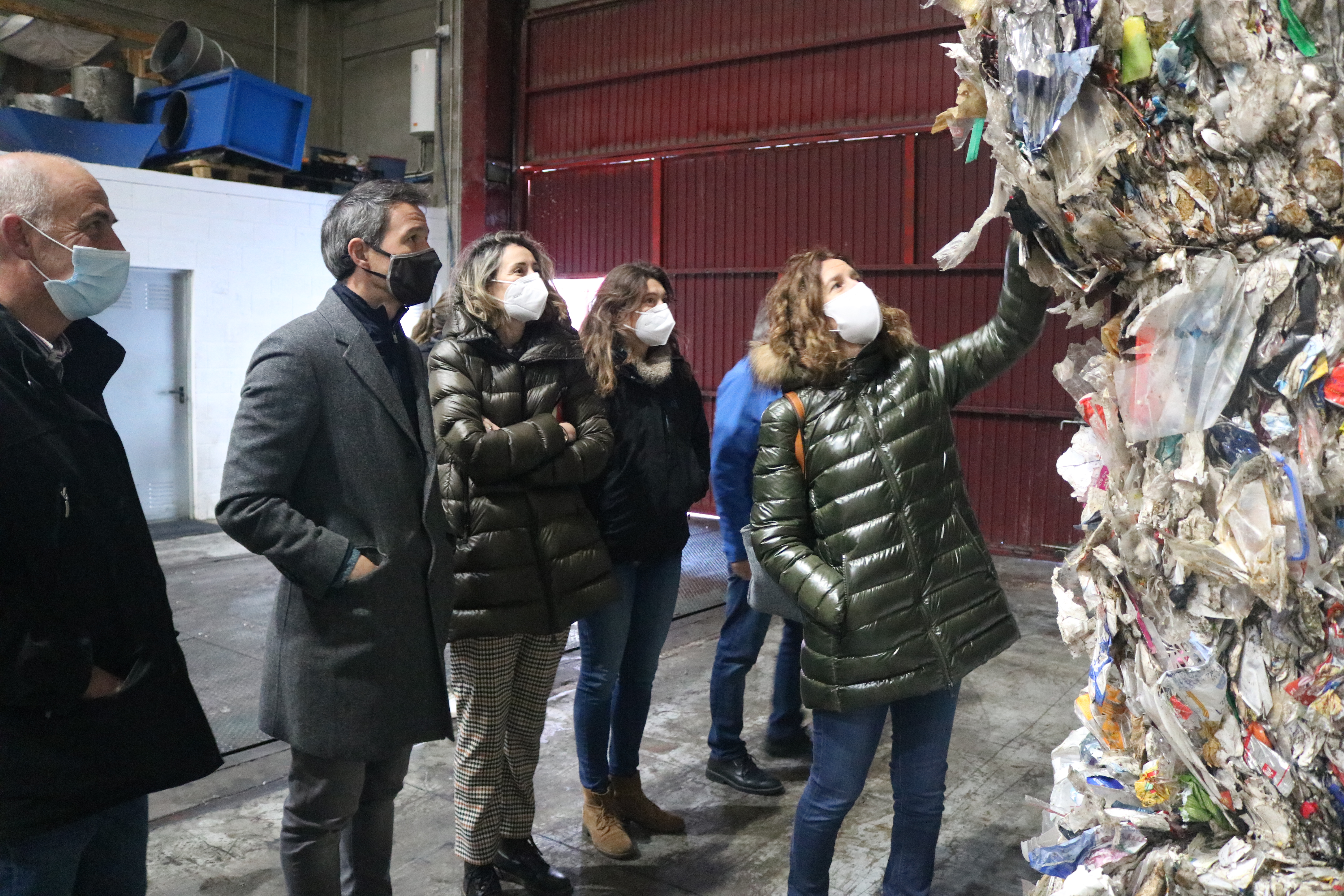 La Comissió d'Informació i Vigilància del Centre de Tractament de Residus visitant la planta de triatge d'envasos
