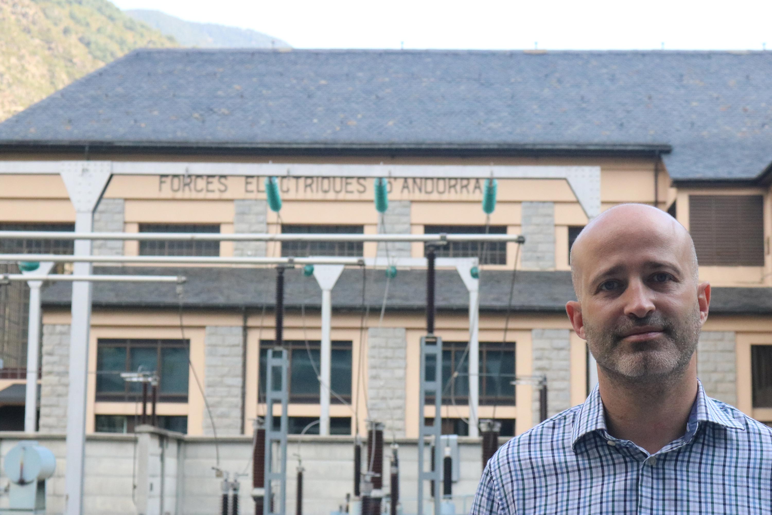 Jordi Travé davant la central hidroelèctrica de FEDA a la Bartra