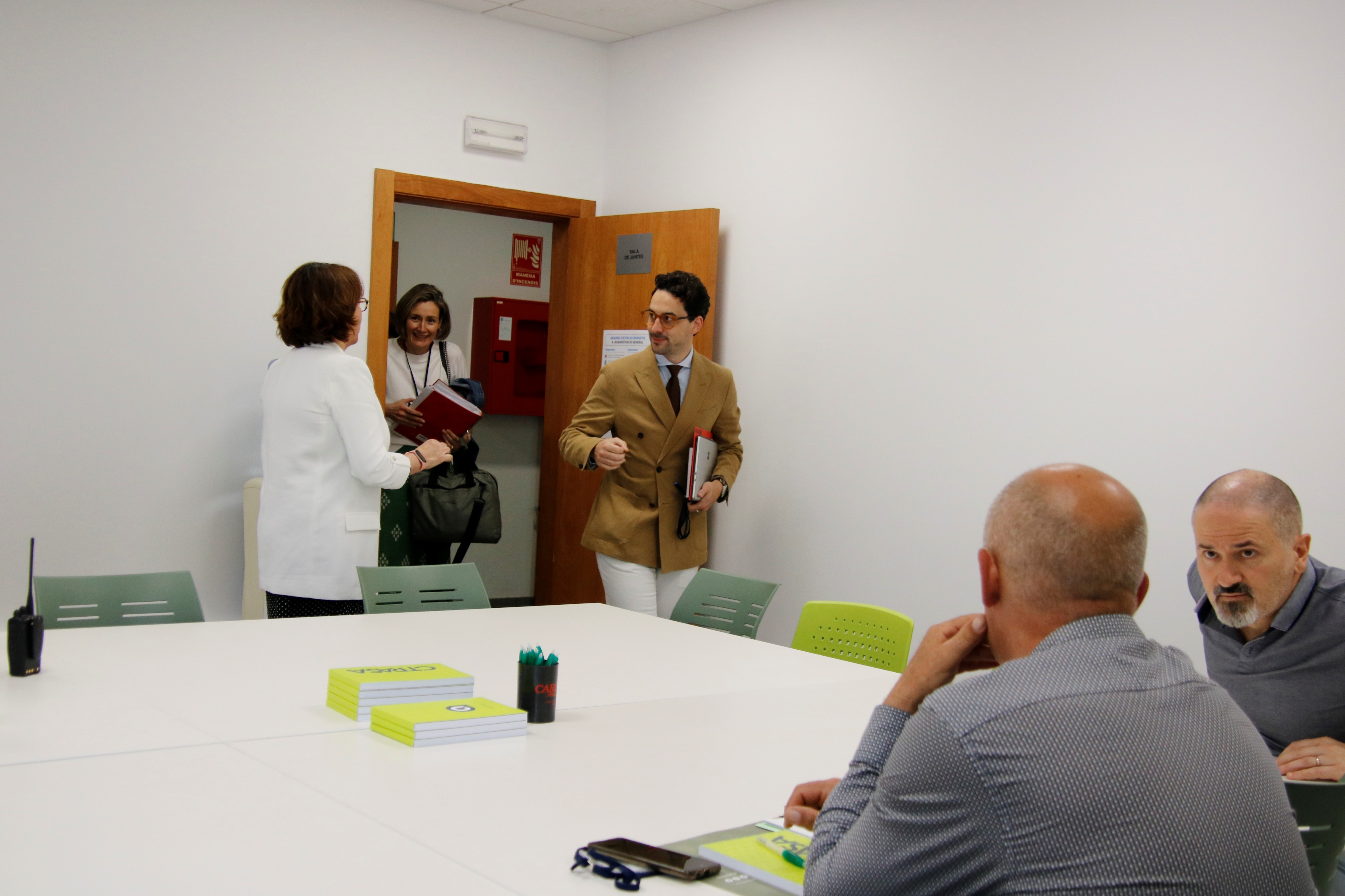 Casal arribant a la reunió de la Comissió d'Informació i Vigilància del Centre de Tractament de Residus