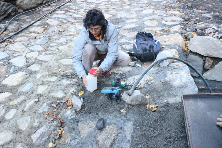 Àurea Ponsa, responsable d'Hídric, recull una mostra d'aigua sota el CTR per analitzar-ne la qualitat