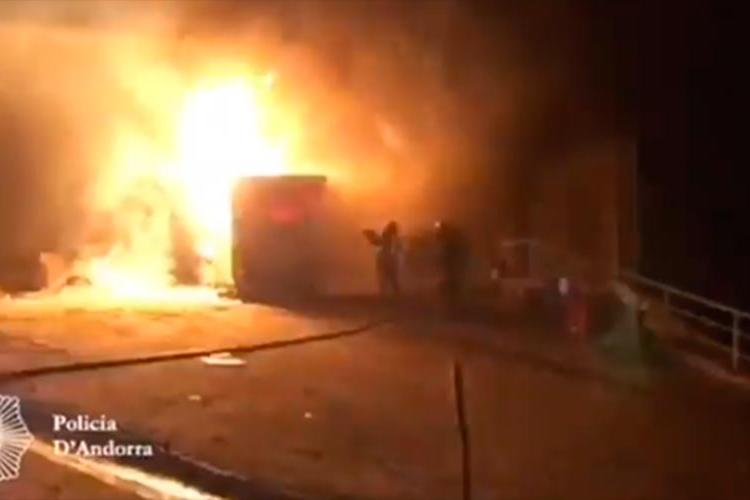 El foc al centre de transferència de la deixalleria de la Comella