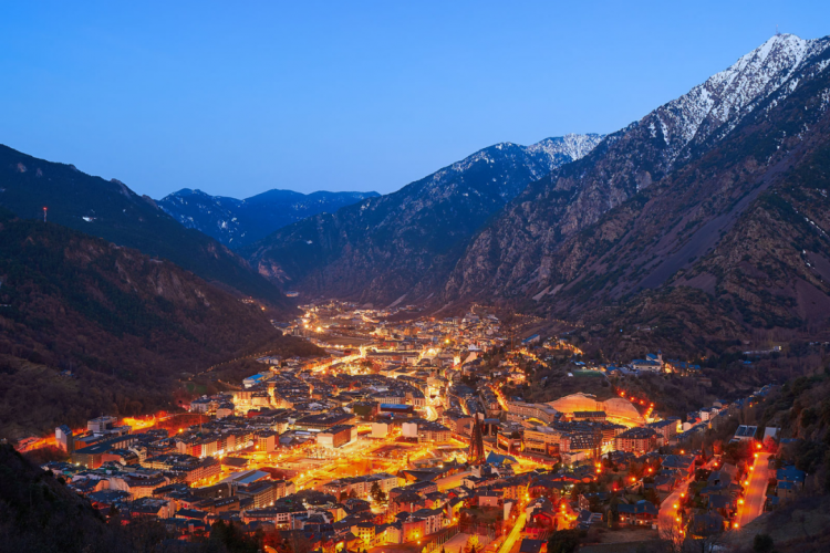 Escaldes i Andorra la Vella tenyides de groc i taronja